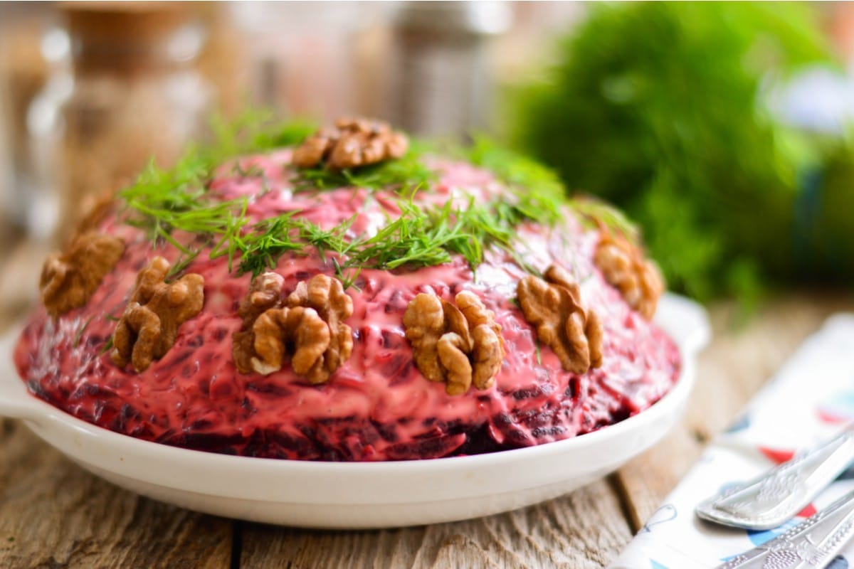 Geschichteter Fleischsalat mit Roter Bete und Pflaumen