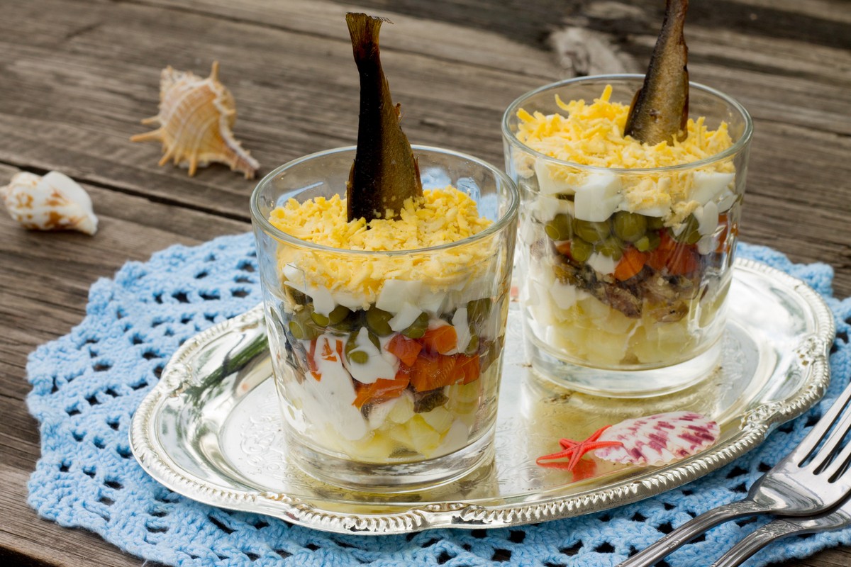 Geschichteter Kartoffelsalat mit Sprotten und Eiern im Glas