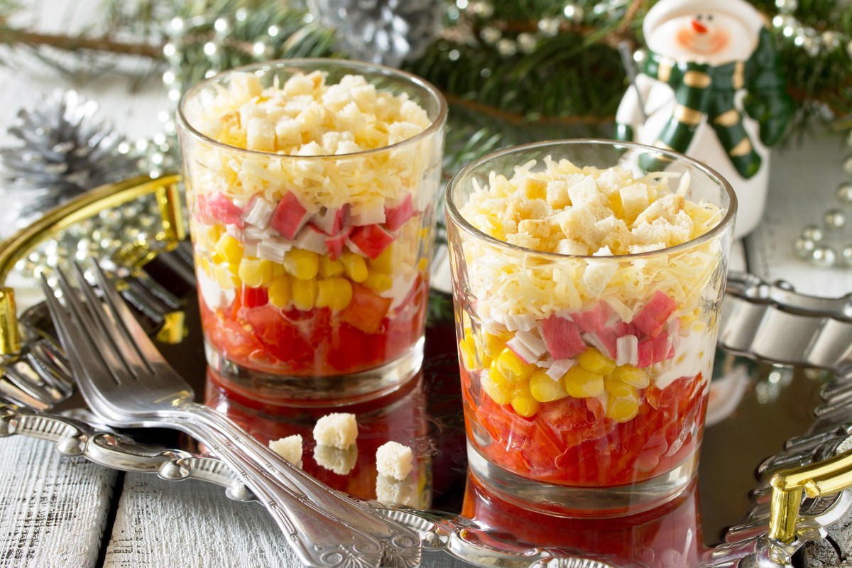 Geschichteter Salat im Glas mit Krabbenstäbchen