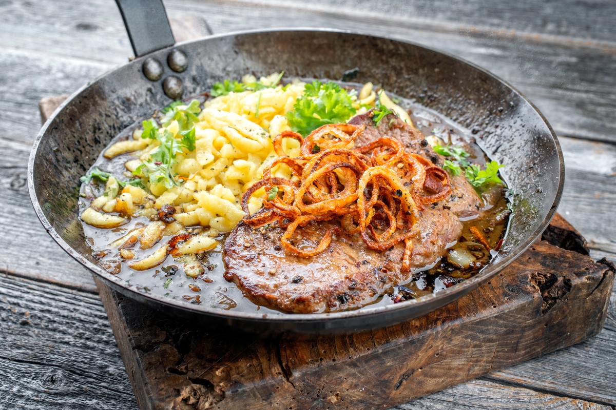 Geschmorte Filetsteaks vom Rind mit gebratenen Zwiebelringen