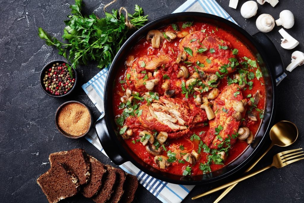 Geschmorte Hühnerbrustfilets mit Champignons, Tomaten und Paprika