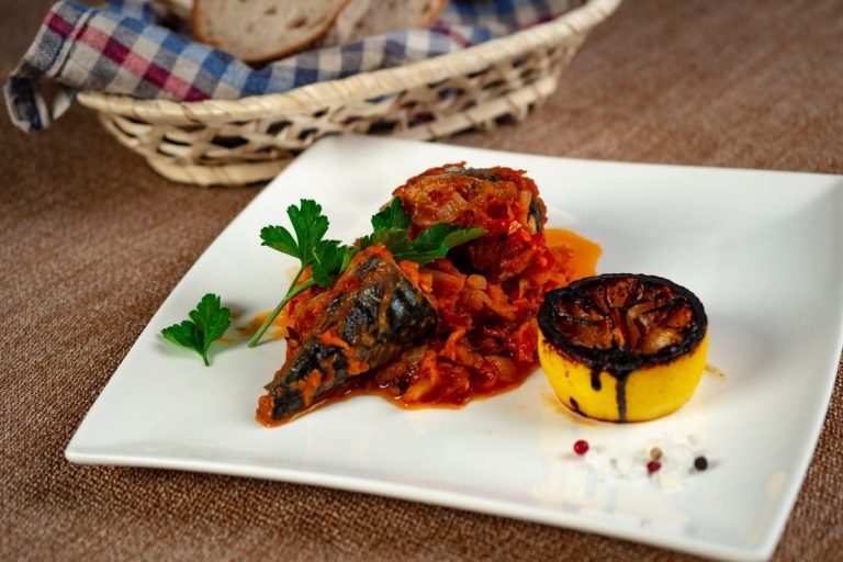 Aromatische geschmorte Hühnerherzen mit Gemüse in Tomatensauce