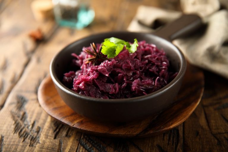 Geschmorter Rotkohl mit Ingwer und Knoblauch nach chinesischer Art