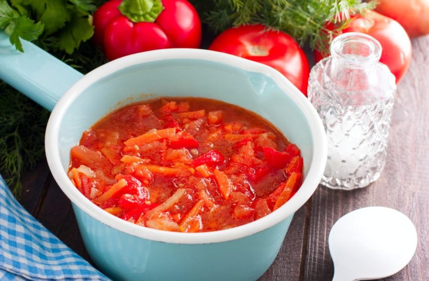 Geschmortes Gemüse Letscho mit Karotten, Tomaten und Paprika