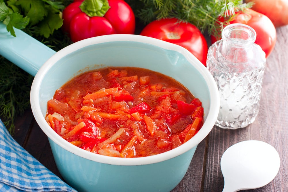 Geschmortes Gemüse Letscho mit Karotten, Tomaten und Paprika