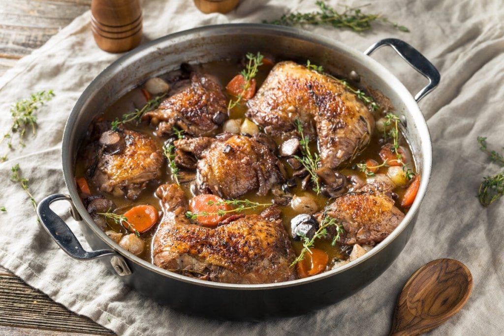 Geschmortes Hähnchen in Rotwein mit Zwiebeln – Coq au vin