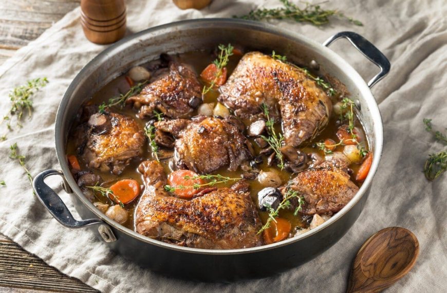 Geschmortes Hähnchen in Rotwein mit Zwiebeln – Coq au vin