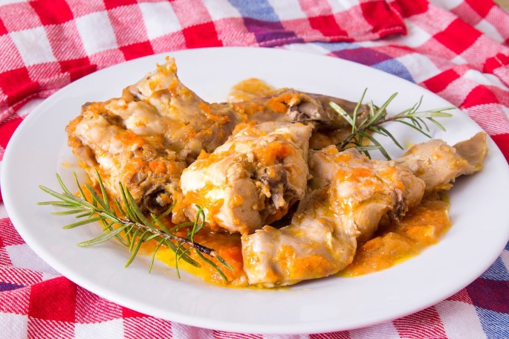 Geschmortes Kaninchen mit Karotten und Zwiebeln