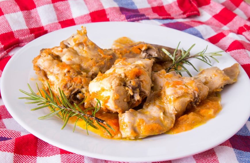 Geschmortes Kaninchen mit Karotten und Zwiebeln