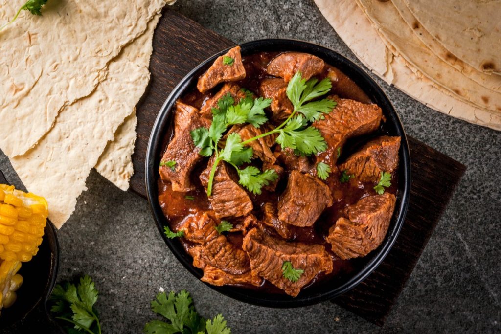 Geschmortes Rindfleisch in pikanter Tomatensauce