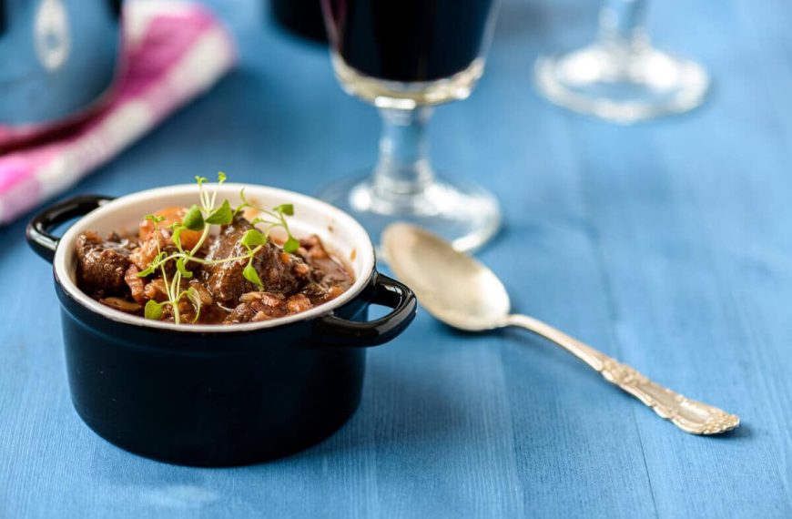 Geschmortes Rindfleisch mit Zwiebeln und Joghurt aus dem Backofen