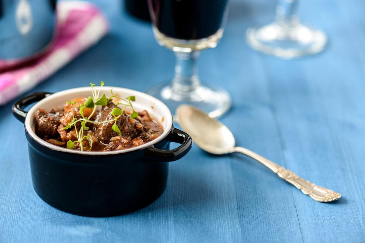 Geschmortes Rindfleisch mit Zwiebeln und Joghurt aus dem Backofen