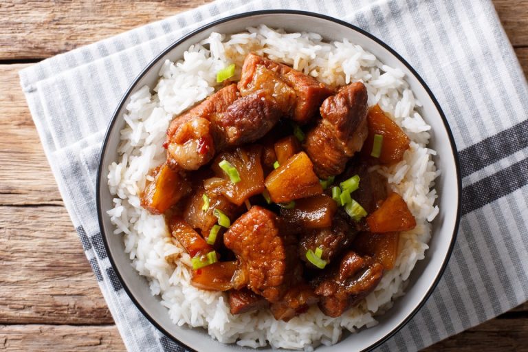 Geschmortes Schweinefleisch mit Ananas und Sojasauce