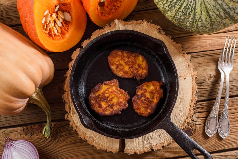 Gesunde Kürbis Pfannkuchen mit Zwiebeln