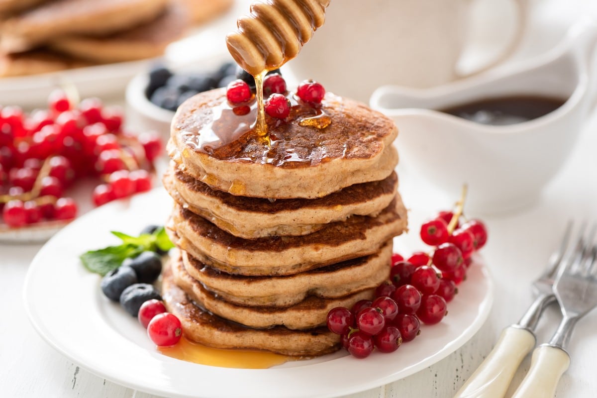 Gesunde Pancakes aus Vollkornmehl mit Zimt und Vanilleextrakt