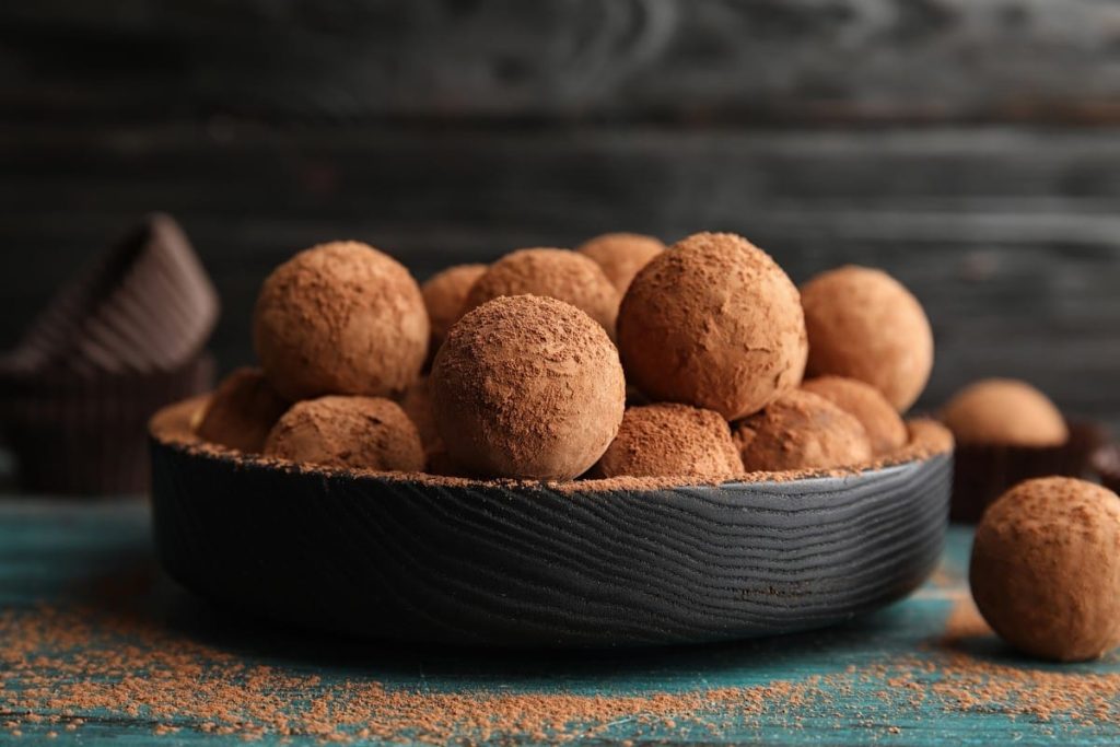 Gesunde Trüffelpralinen mit Datteln und Haselnüssen
