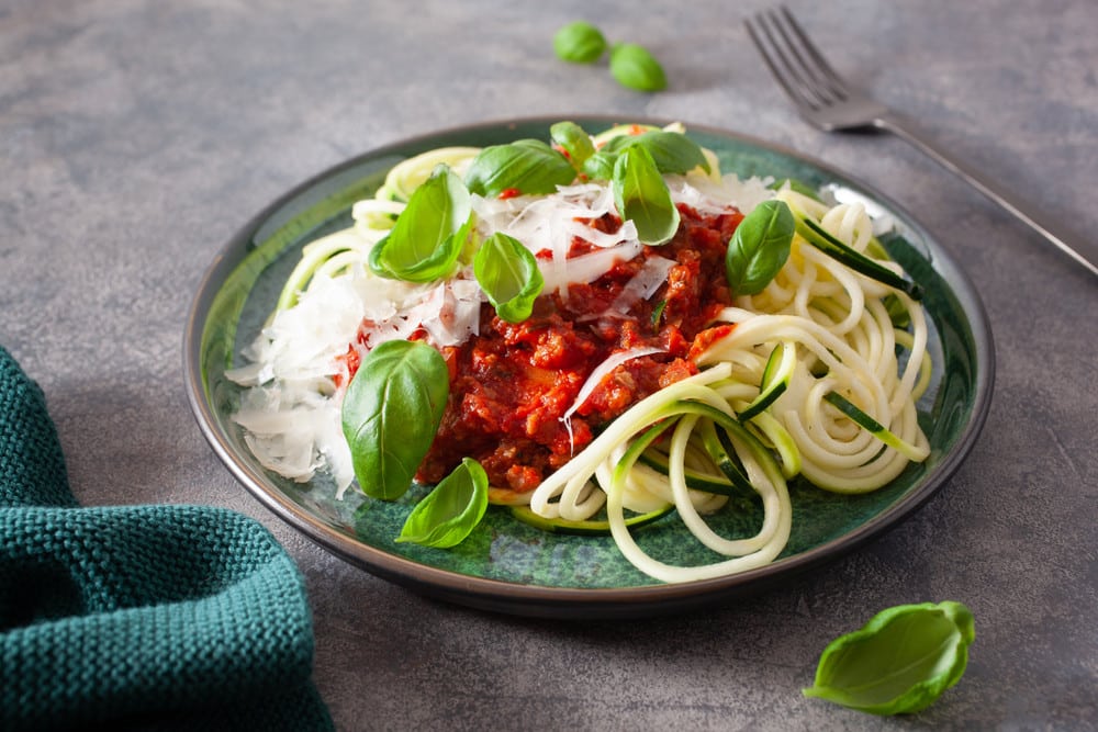 Gesunde Zucchini Spaghetti mit Bolognese Sauce und Parmesan