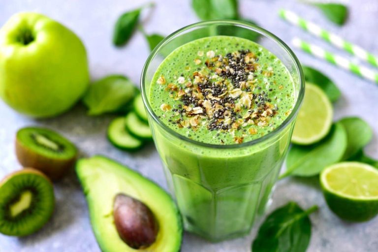 Gesunder Apfel-Bananen Smoothie mit Milch und Orangensaft