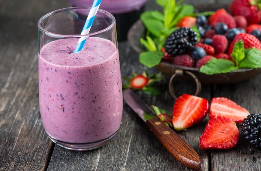 Gesunder Beeren Smoothie mit Milch, Joghurt und Chiasamen