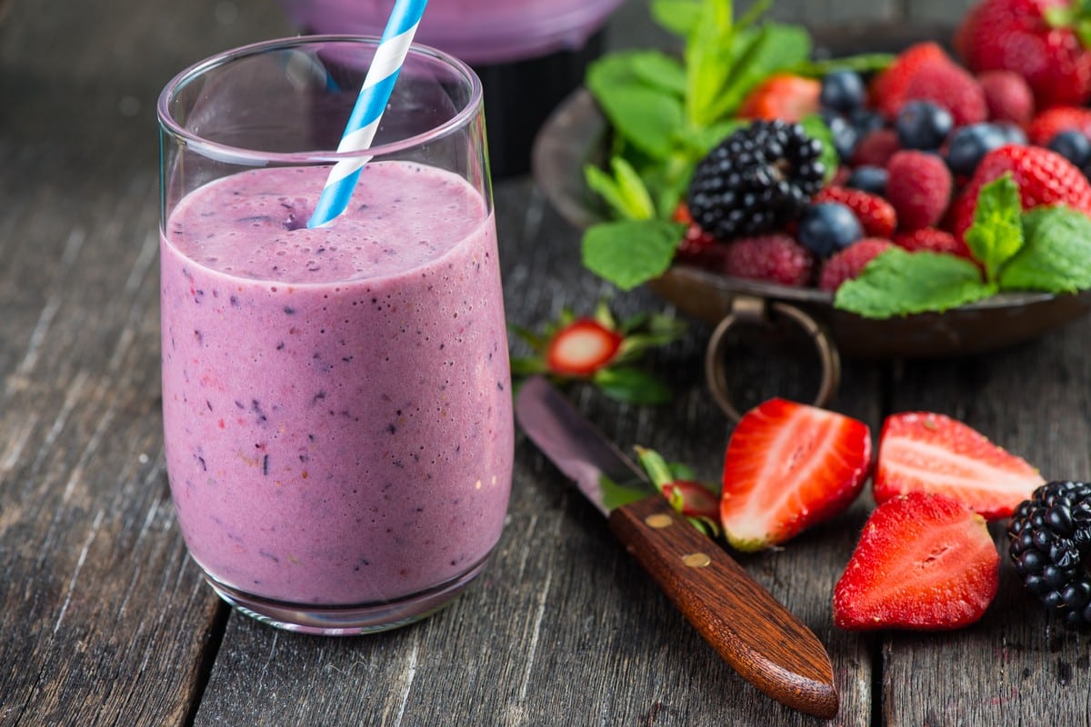 Gesunder Beeren Smoothie mit Milch