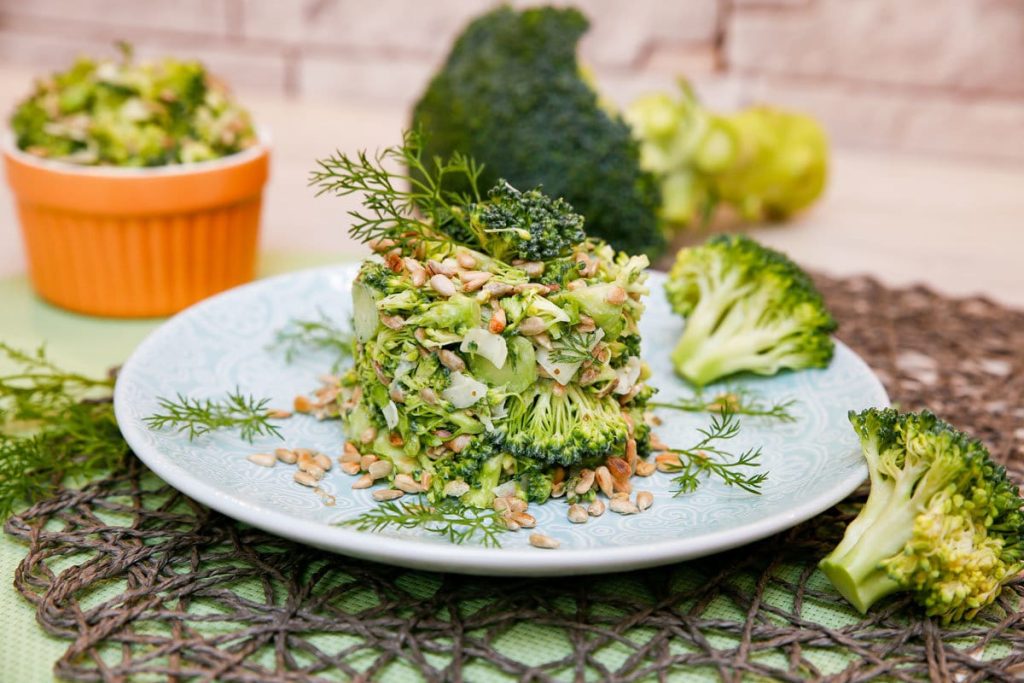 Gesunder Brokkolisalat mit Porree und Sonnenblumenkernen