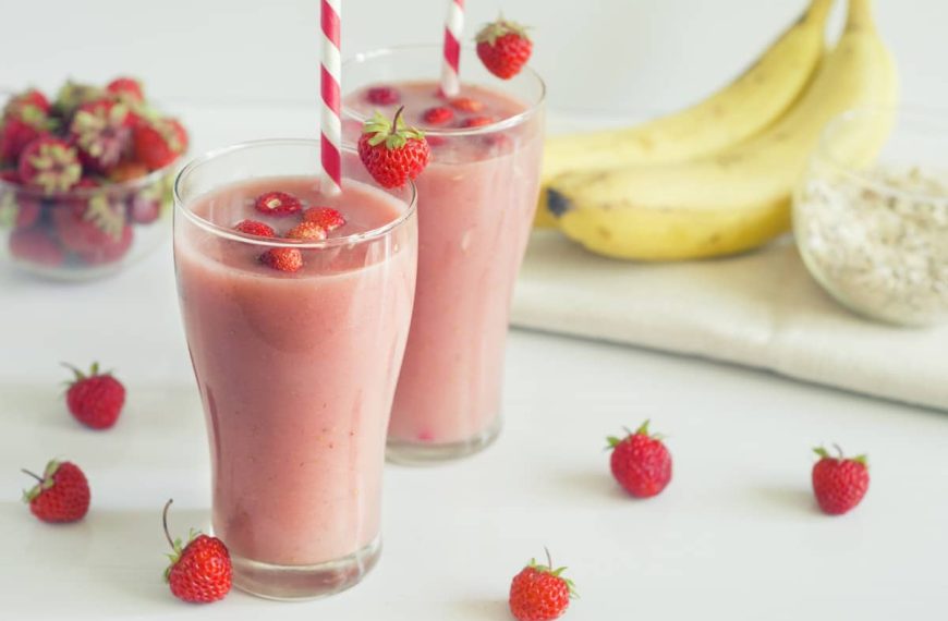 Gesunder Erdbeer Smoothie mit Banane, Joghurt und Haferflocken