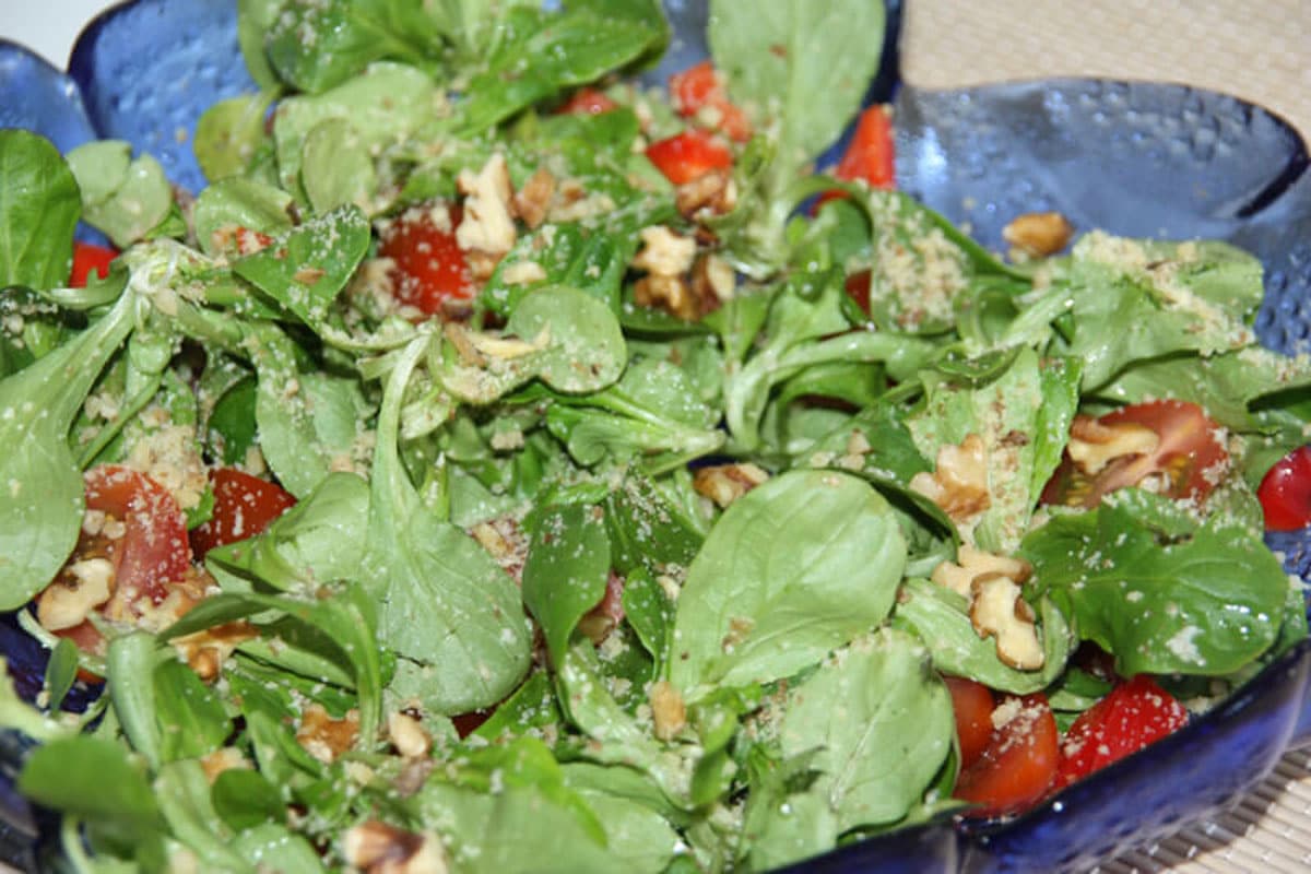 Gesunder Feldsalat mit Walnüssen und cremigem Dressing