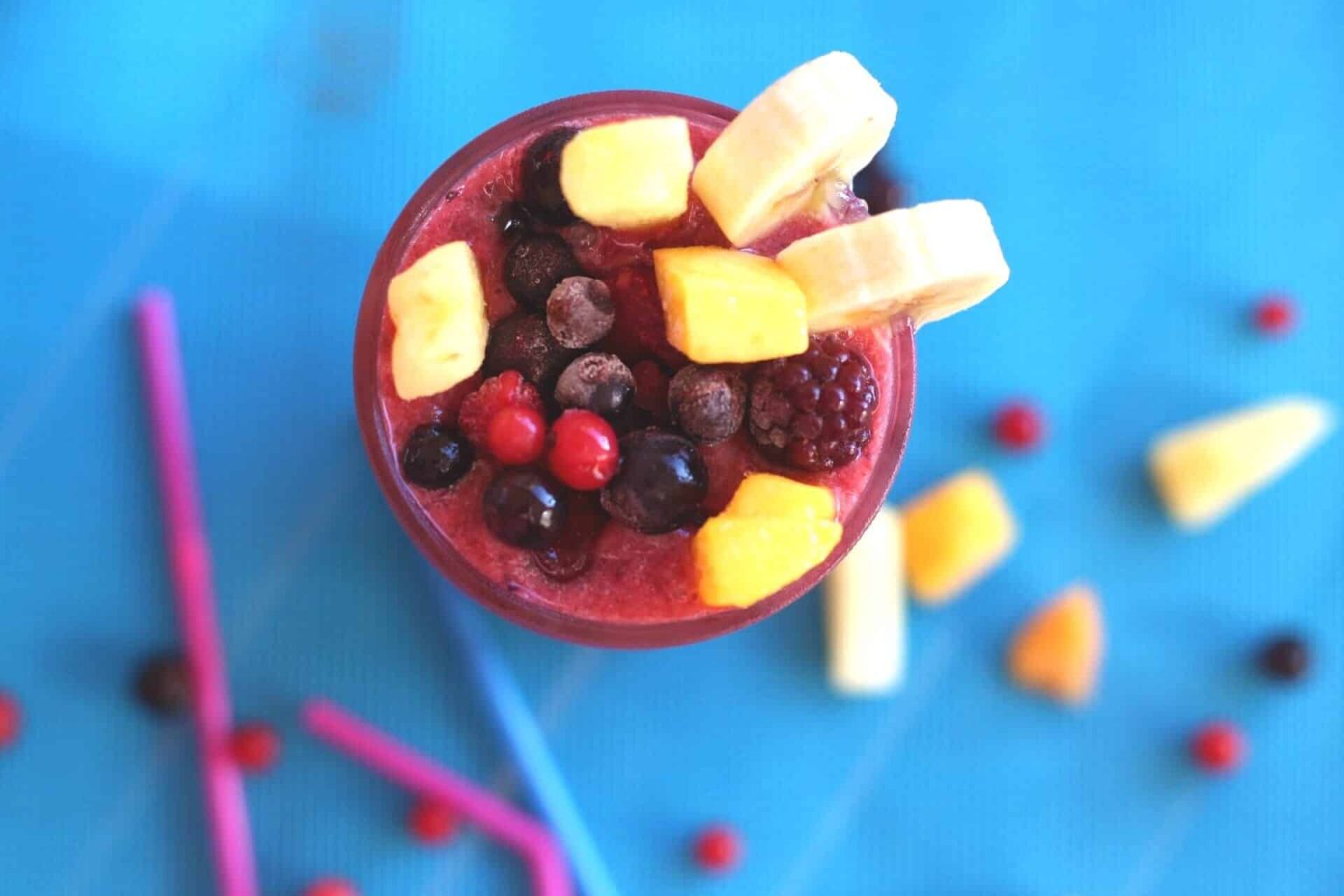 Gesunder Frühstücks Smoothie mit Haferflocken, Früchten und Beeren
