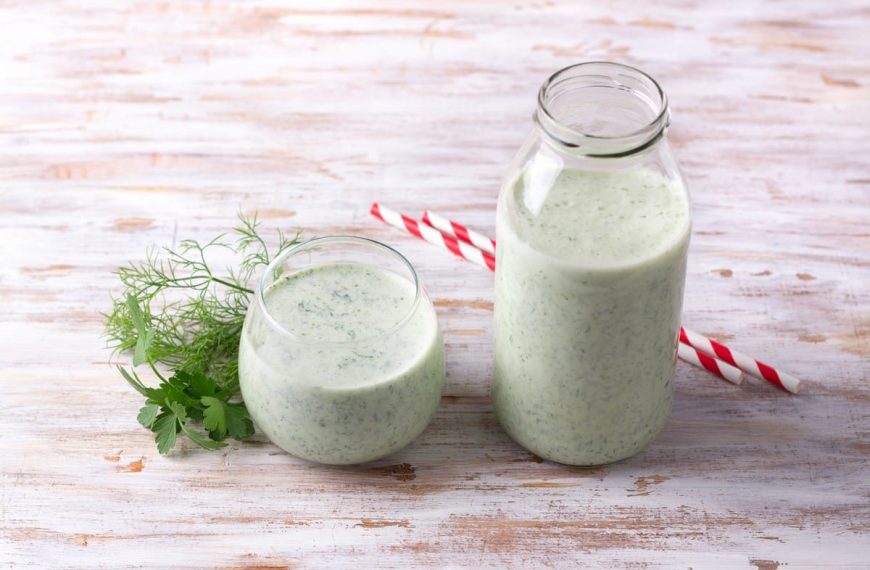 Gesunder Gurken Smoothie mit Kefir und Kräutern