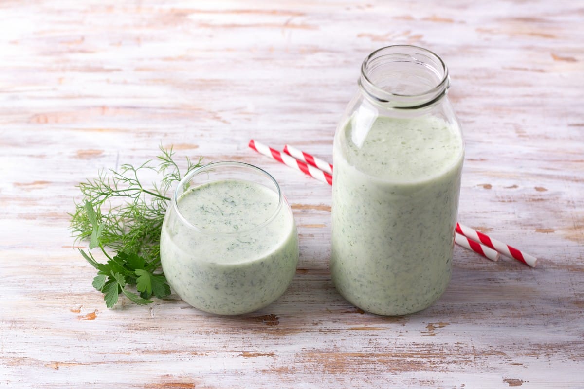 Gesunder Gurken Smoothie mit Kefir und Kräutern