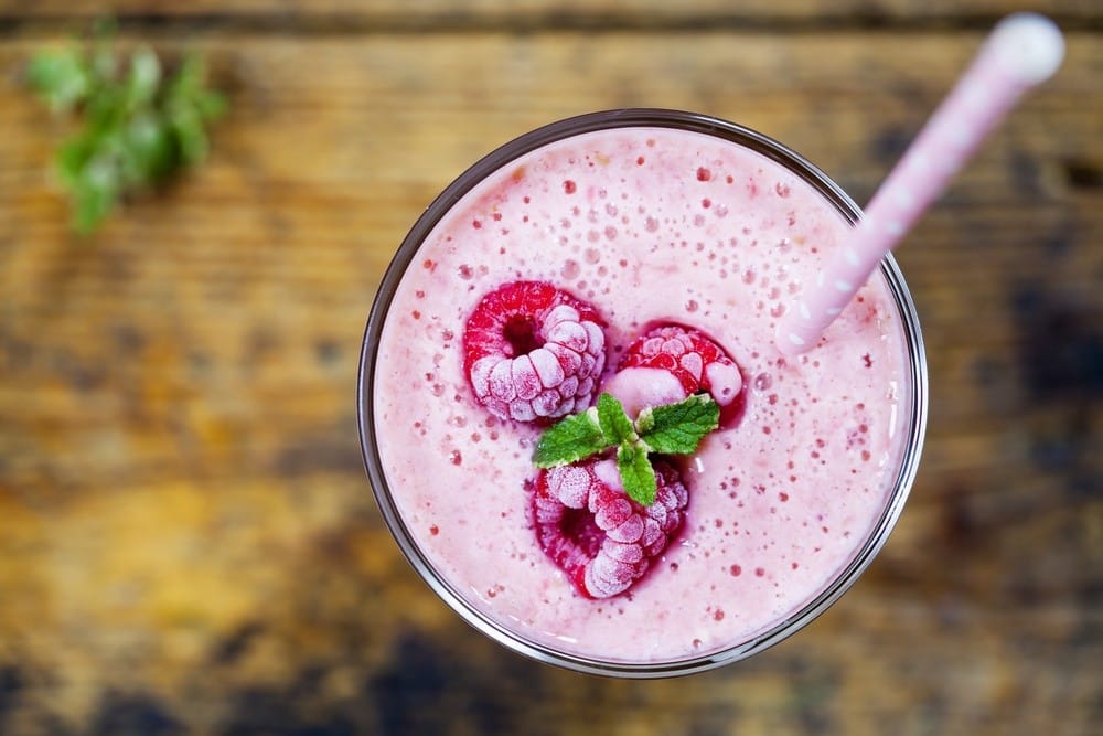 Gesunder Himbeersmoothie mit Orangen und Ingwer