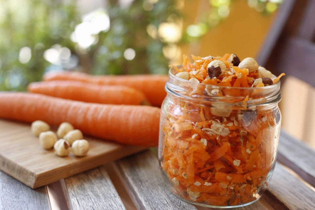 Gesunder Möhrensalat mit Haferflocken