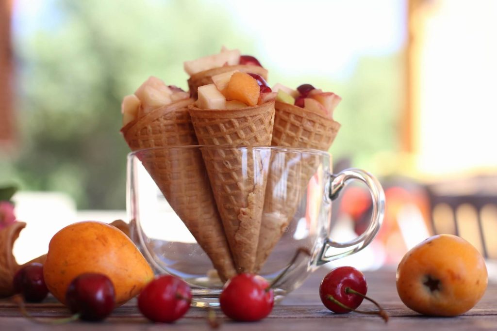 Gesunder Obst Snack aus Nektarinen und Kirschen in der Waffel