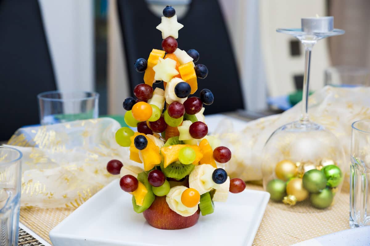 Gesunder Obstsalat Tannenbaum als Obst Snack zu Weihnachten