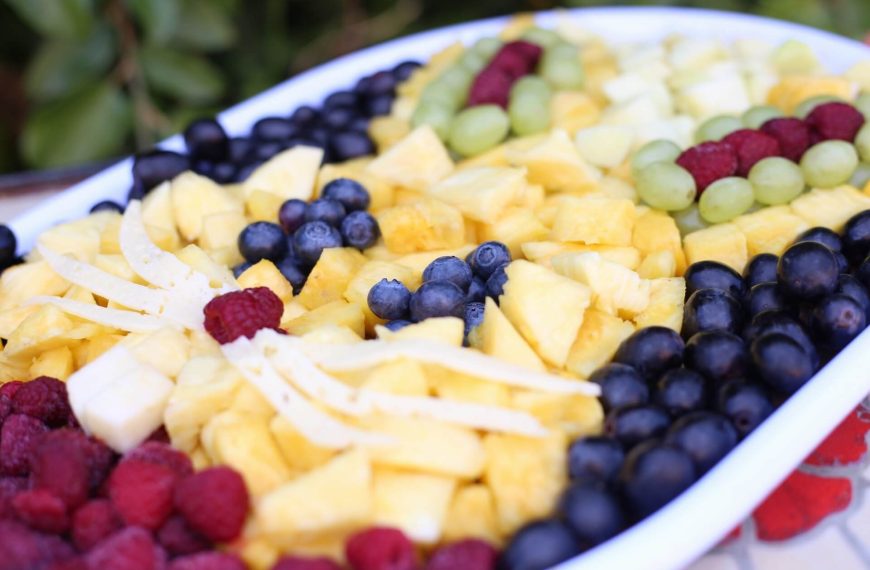 Gesunder Ostersnack mit Früchten, Beeren und Käse – Ostermenü