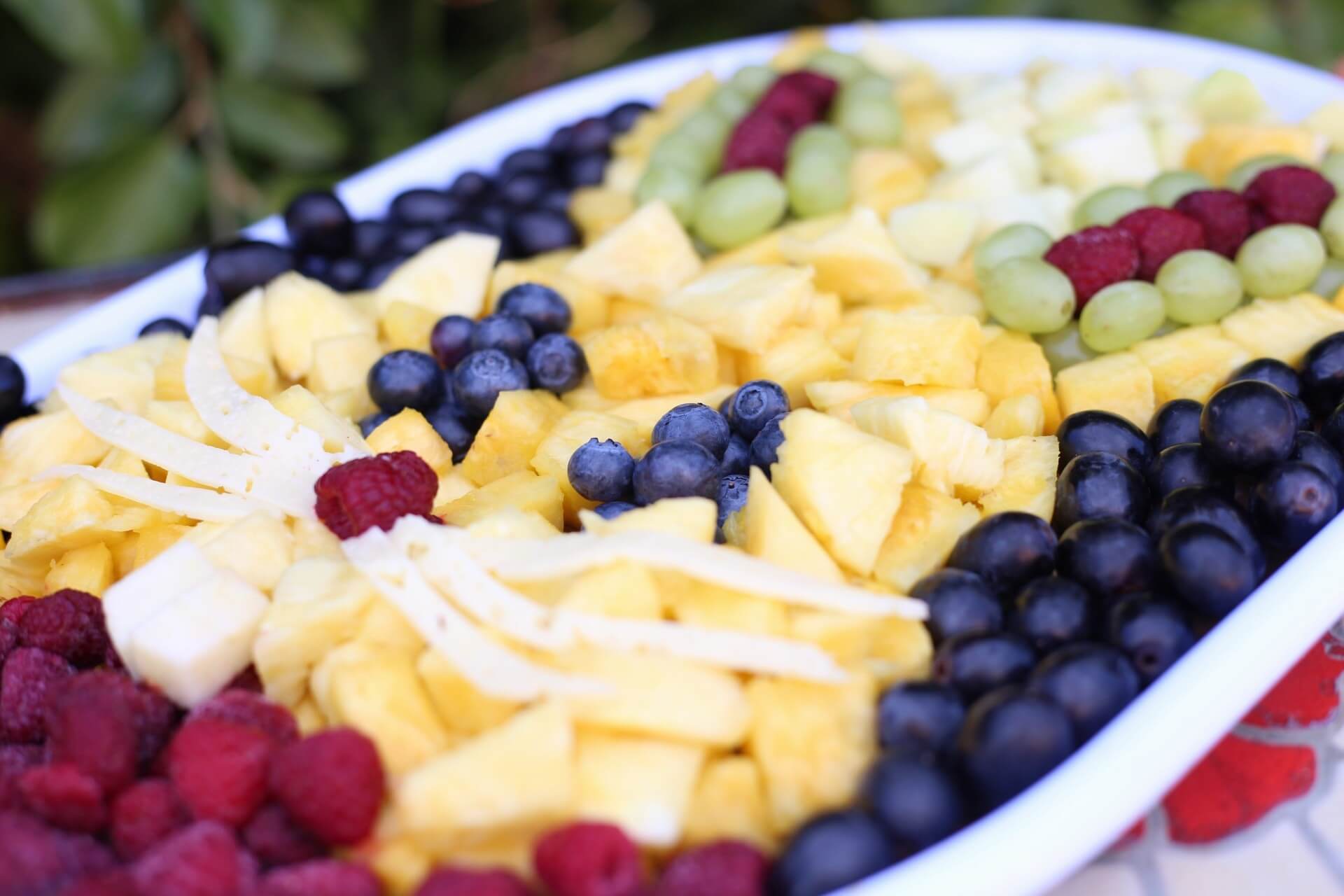 Gesunder Ostersnack mit Früchten