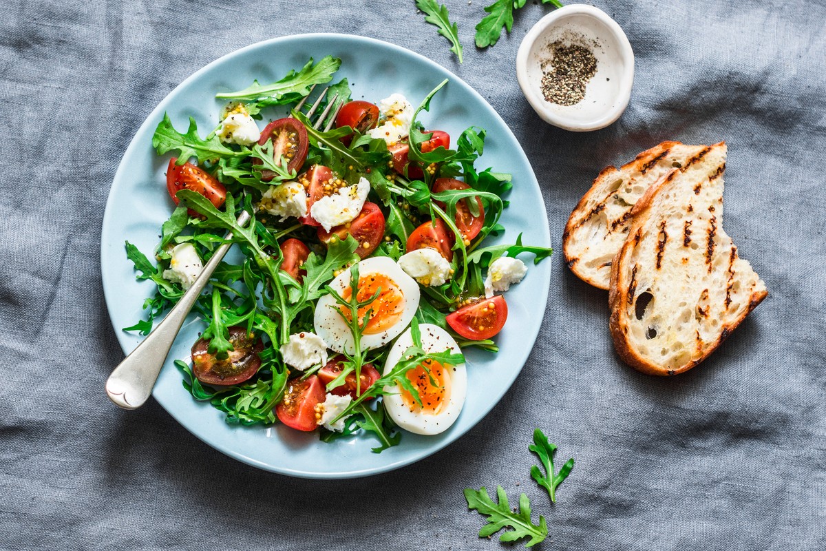 Gesunder Rucola Salat mit Tomaten und Mozzarella zum Grillen