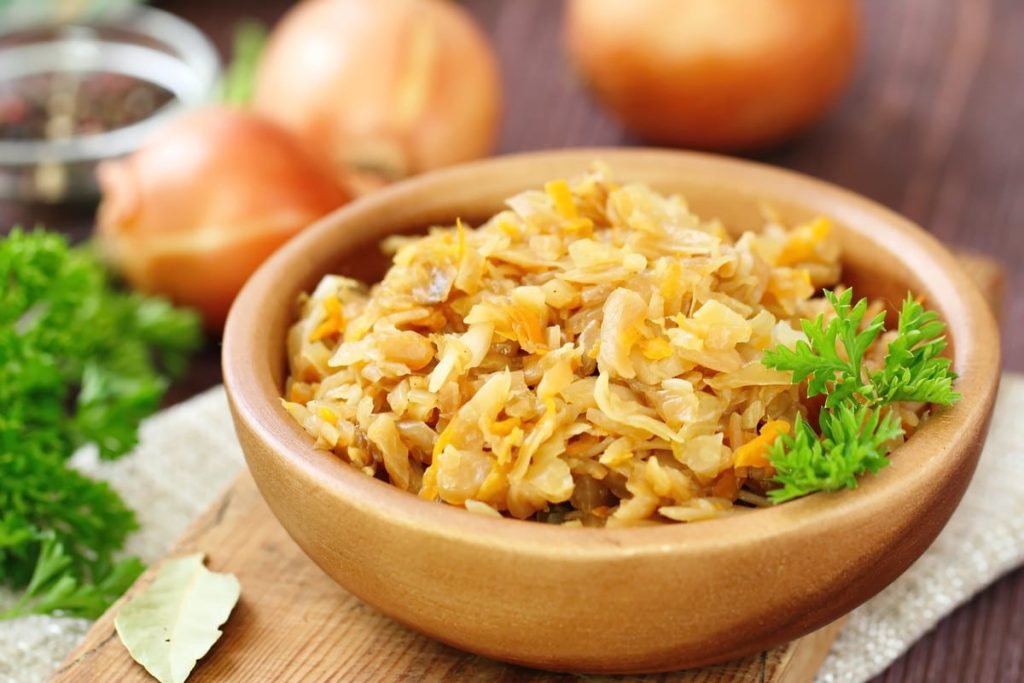 Gesunder Schmorkohl mit Karotten und Zwiebeln