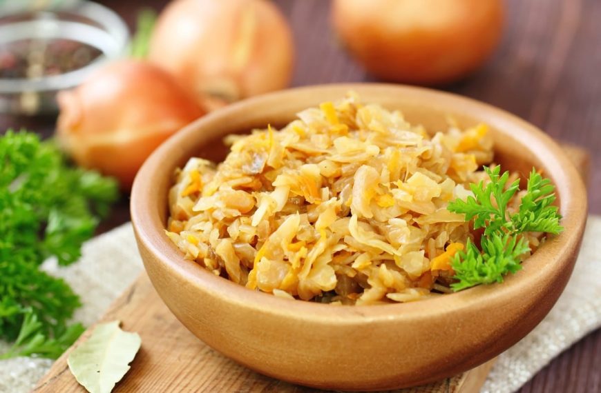 Gesunder Schmorkohl mit Karotten und Zwiebeln