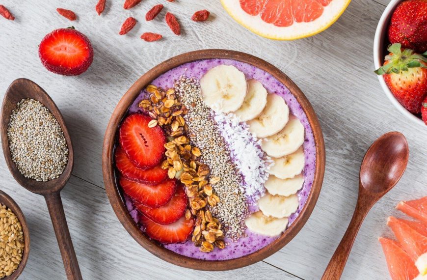 Gesundes Frühstück mit Erdbeer Smoothie Bowl