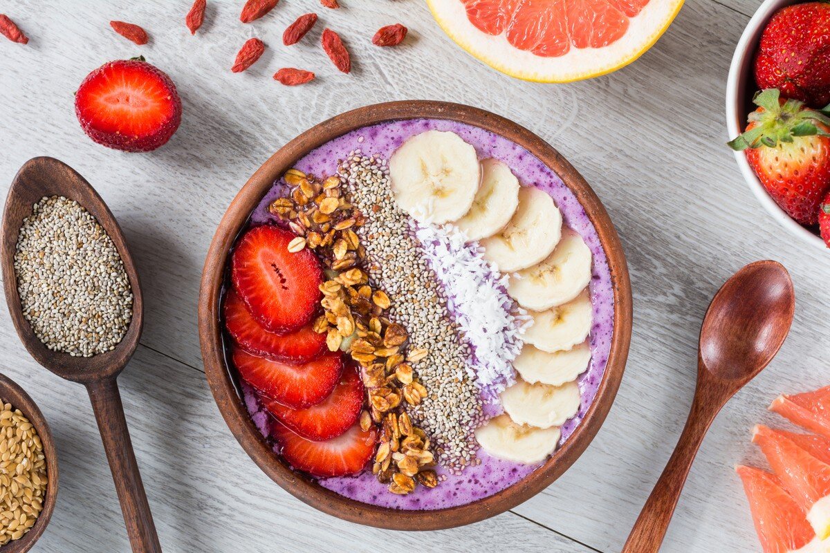 Gesundes Frühstück mit Erdbeer Smoothie Bowl