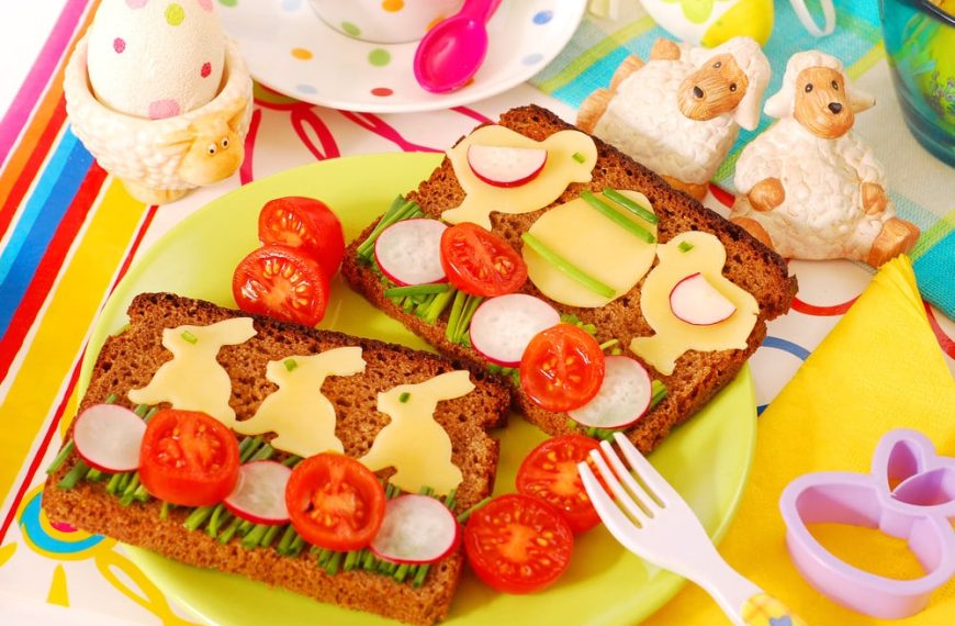 Gesundes Osterfrühstück mit Vollkornbrot, Käse und Tomaten