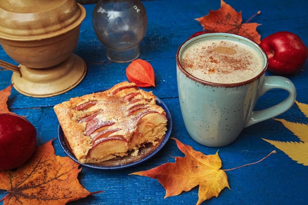 Gewürzter Apfeltee mit Milch