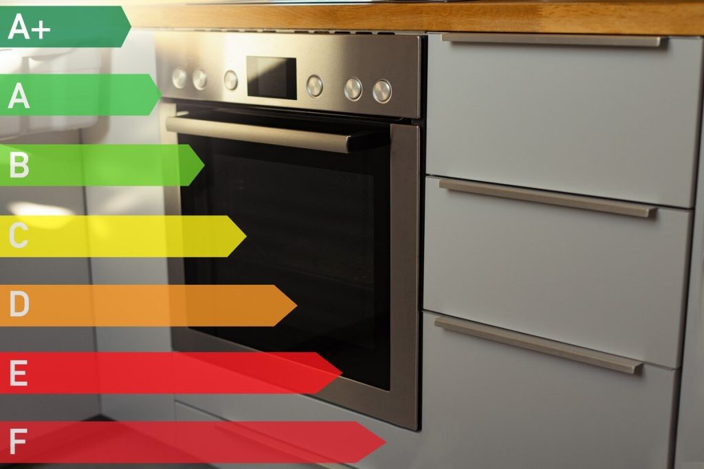 Gewusst wie Energiesparen in der Küche|Strom sparen und Umwelt schonen|Zubereitung von Gemüse|Auch Gefrierbeutel kannst du einfach durch Dosen und Glasgefäße ersetzen|Energiekosten auf das Kochen|Umweltprogramm statt eines Vollprogrammsatt-eines-Vollprogramms|Optimale Temperatur Kühlschrank|Energiekosten Herd und Backofen|Auf geeignetes Kochgeschirr achten