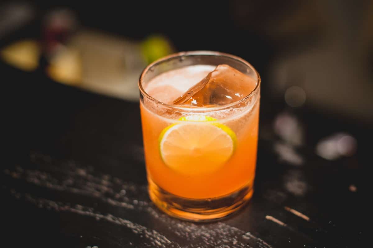 Gin Cocktail mit Aperol und Gurken