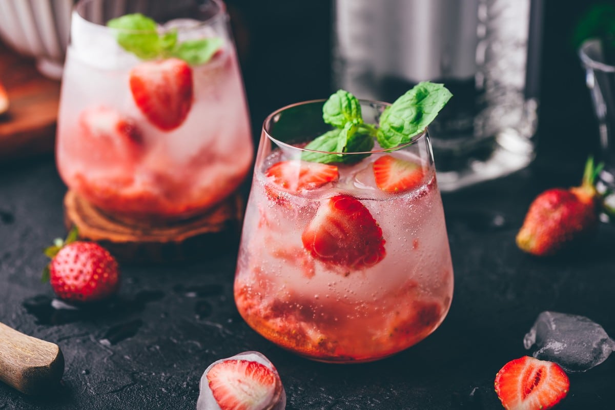 Gin Tonic Cocktail mit Erdbeeren und Limetten