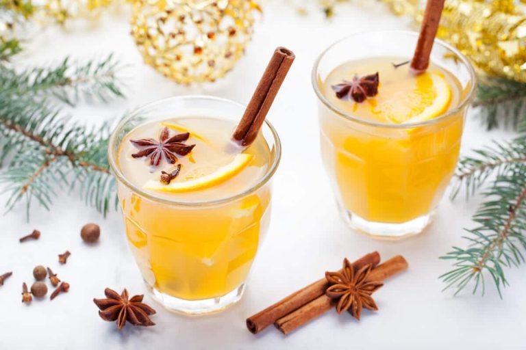 Glühwein aus Weißwein mit Honig, Orange und Zitrone