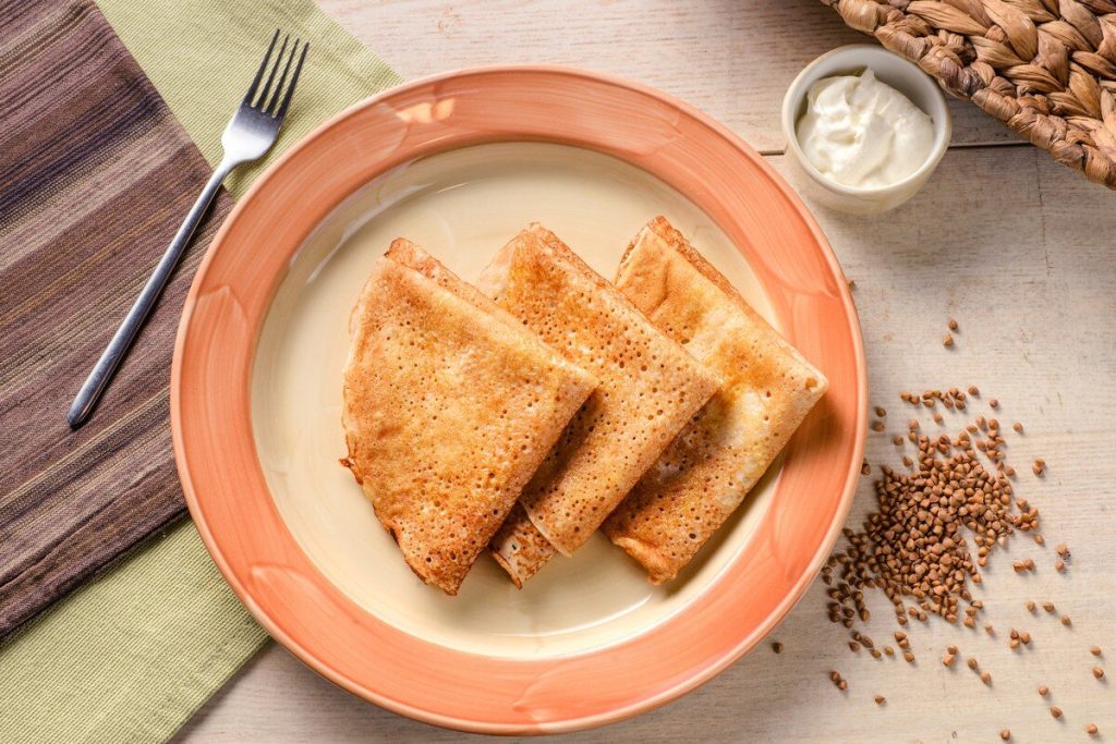 Glutenfreie Buchweizenpfannkuchen mit Milch