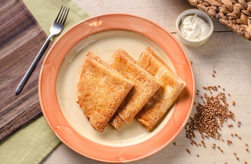 Glutenfreie Buchweizenpfannkuchen mit Milch, Eiern und Honig
