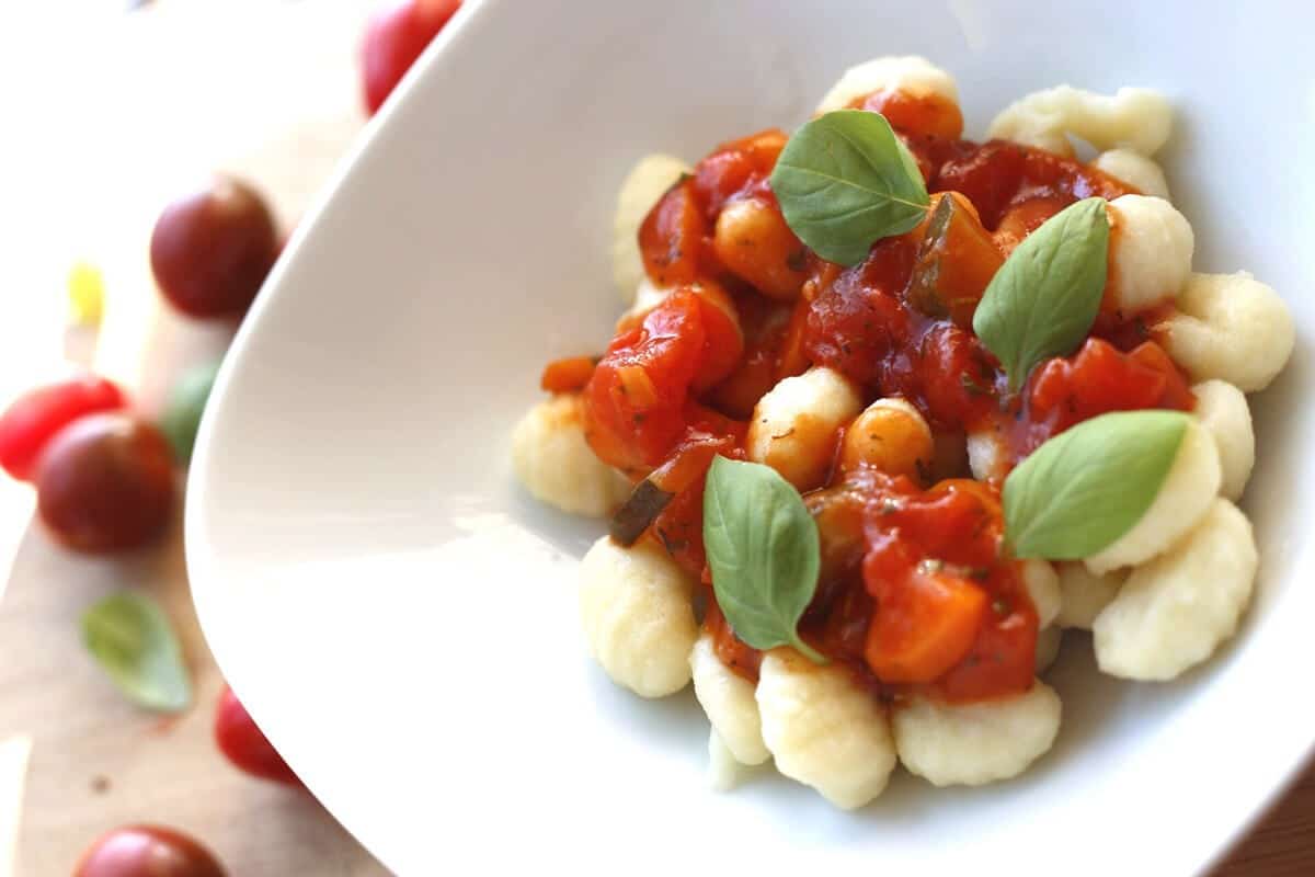 Gnocchi in Tomatensauce mit Knoblauch und Basilikum